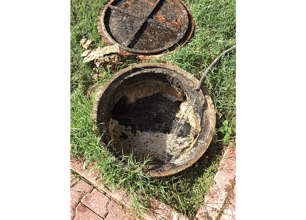 Logarlar bina dışarısında da yer alsa, kanalizasyon tıkanıklığının başlıca nedeni binalardan gelen atıklardır. 